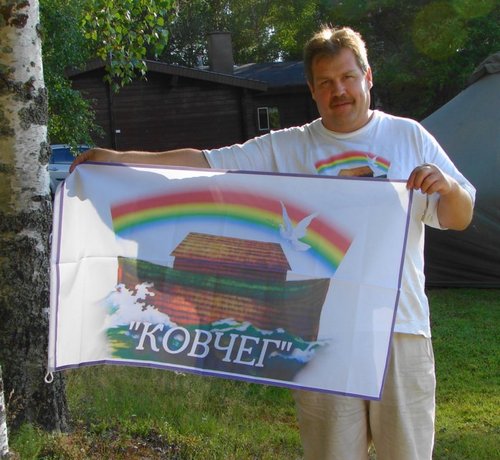 Leirin johtaja Igor Bashlov lipun kanssa
