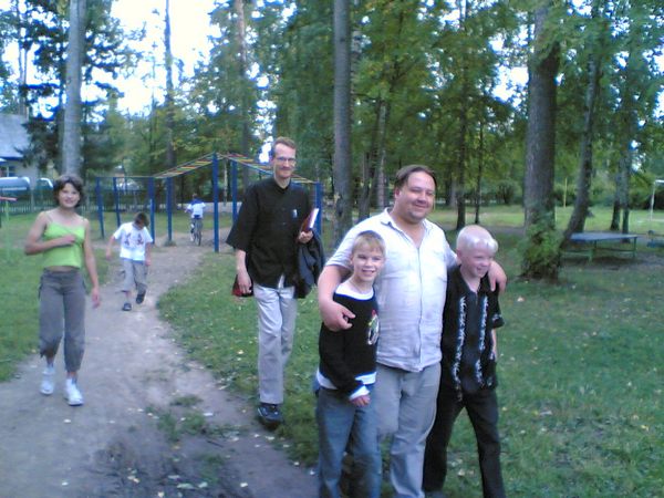 Dimalla pojat kainalossa