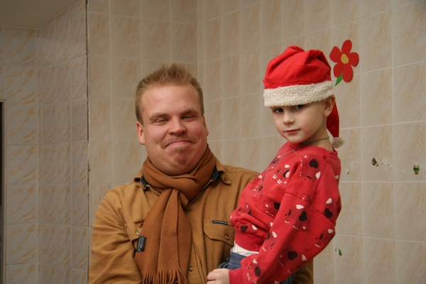 Juhani lapsi sylissään lastensairaalassa